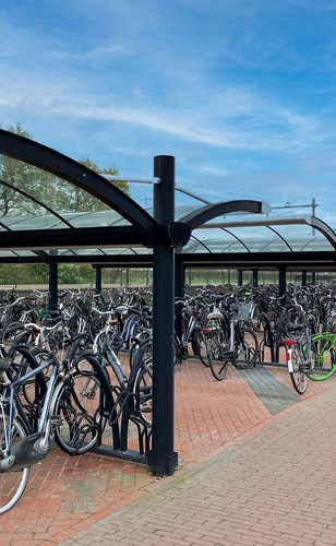 Foto van de fietsenrekken op station Beilen