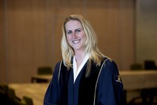 Trouwambtenaar Rosanne Feijen in toga