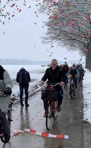 Foto van wethouder Jan Schipper die een eerste rit op het fietspad maakt