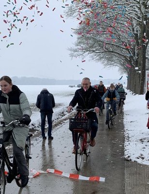 Foto van wethouder Jan Schipper die een eerste rit op het fietspad maakt