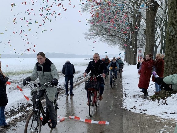 Foto van wethouder Jan Schipper die een eerste rit op het fietspad maakt