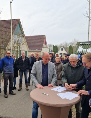 De Afsprakenbrief werd onder grote belangstelling ondertekend. Van links  naar rechts wethouder Rico Schans en namens het park Peter Groen in 't Woud, Hans van Ooijen en Kees Hulsman.