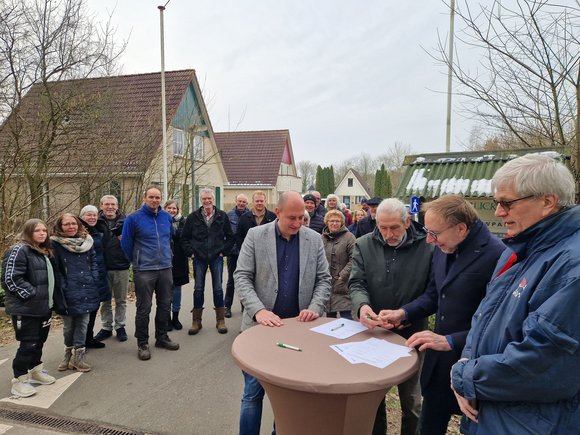 De Afsprakenbrief werd onder grote belangstelling ondertekend. Van links  naar rechts wethouder Rico Schans en namens het park Peter Groen in 't Woud, Hans van Ooijen en Kees Hulsman.