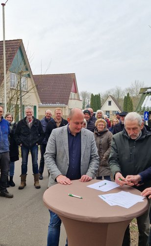 De Afsprakenbrief werd onder grote belangstelling ondertekend. Van links  naar rechts wethouder Rico Schans en namens het park Peter Groen in 't Woud, Hans van Ooijen en Kees Hulsman.