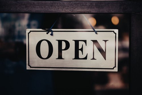 Foto van bordje open voor een raam